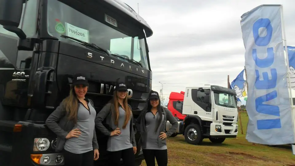 Promotoras y camiones de Avelli Iveco en la Feria Forestal